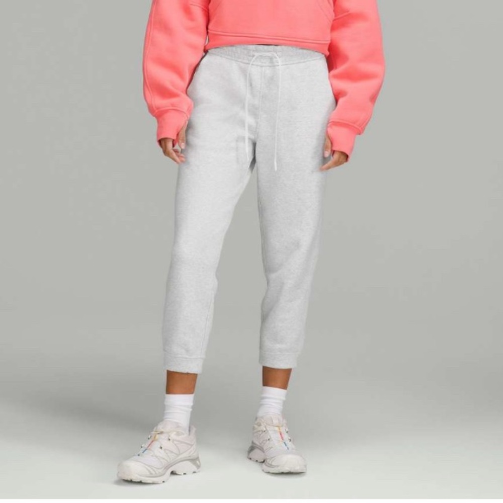 Lululemon Loungeful High Rise Cropped Jogger
Heathered Ultra Light Grey Size 14